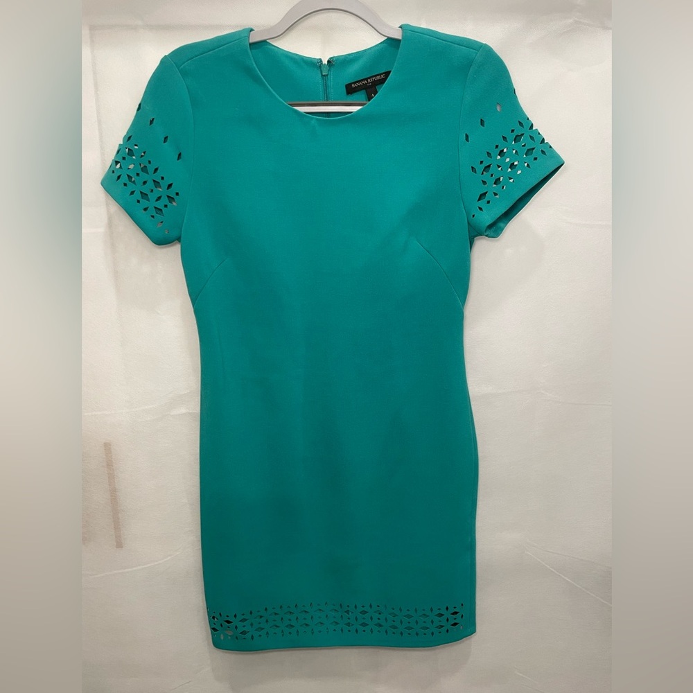 Banana Republic Green Sheath Dress Short Sleeve Crew Neck